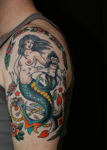 Tatuaggio stilizzato sul deltoide sirena con scimmia-pesce