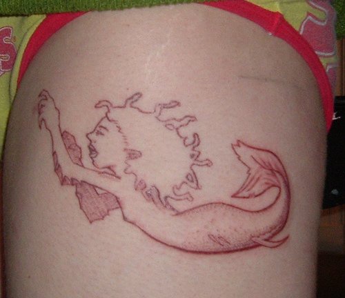 Cartoonishe rote Meerjungfrau Tattoo