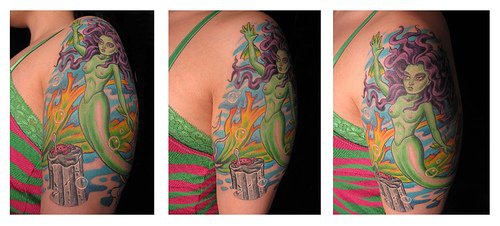 Tattoo von grüner Meerjungfrau an der Schulter