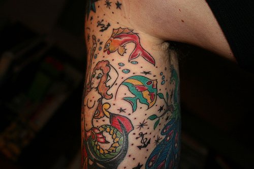 Tatuaggio carino sulla gamba la sirena & i pesci