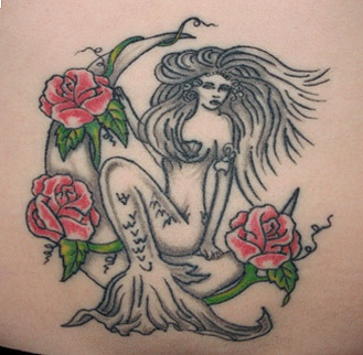 Sirène sur le tatouage de croissant avec des roses rouge
