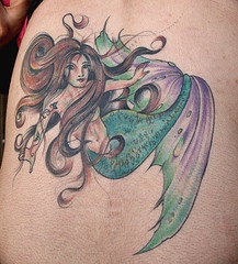 Tatuaggio colorato sulla schiena la sirena con la coda verde