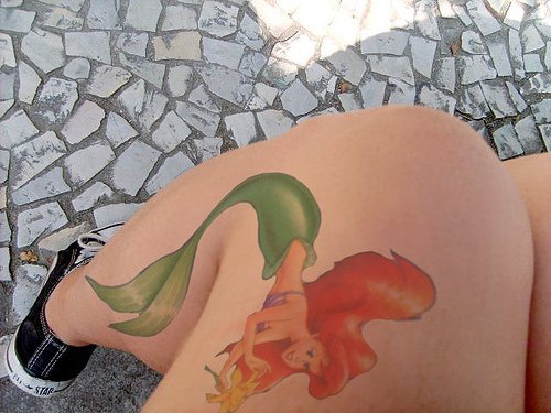 Meerjungfrau Ariel Disney mit Fisch Tattoo
