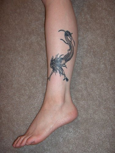 Tatuaggio nero sulla gamba la sirena