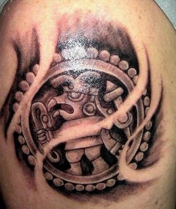 el tatuaje de un idolo azteca en un circulo hecho en color negro