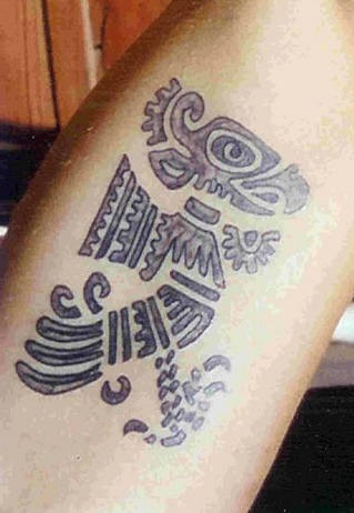 el tatuaje tribal de una aguila azteca hecho en color negro y gris
