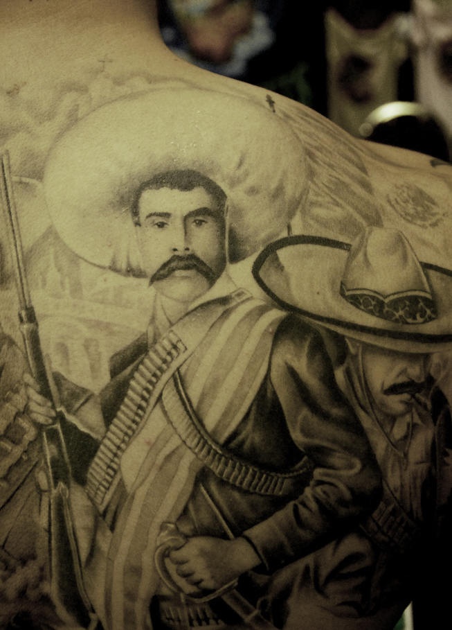 el tatuaje realista  de hombres mexicanos de tiempos antiguos