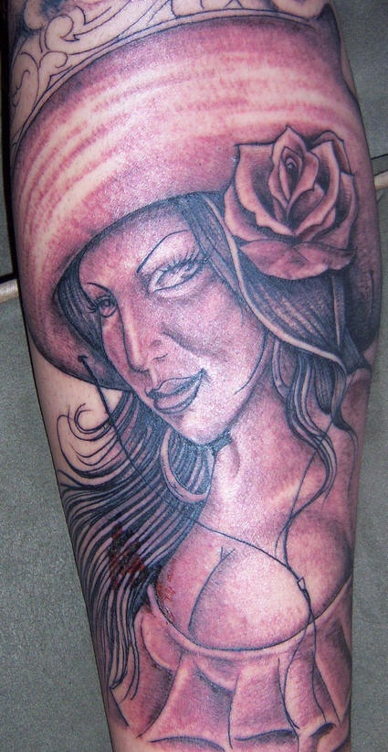 el tatuaje realista detallado de una mujer
