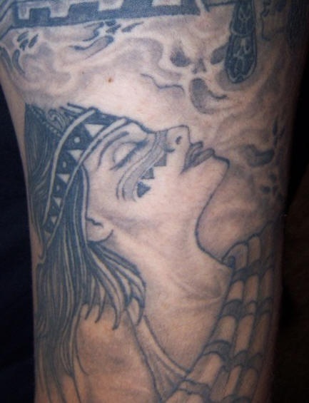 el tatuaje de una mujer azteca fumando