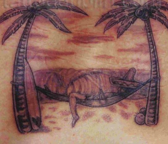 el tatuaje de un surfista mexicano en una hamaca entre las palmas