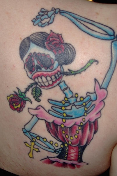 el tatuaje de la catarina mexicana bailando hecho en colores
