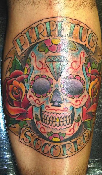 el tatuaje de una calavera mexicana y colorada &quotperpetuo socorro"