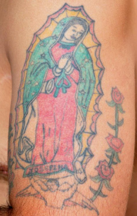 el tatuaje de virgen de gadalupe con rosas