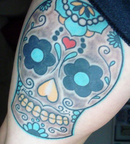 el tatuaje de una calavera mexicana colorada en el brazo