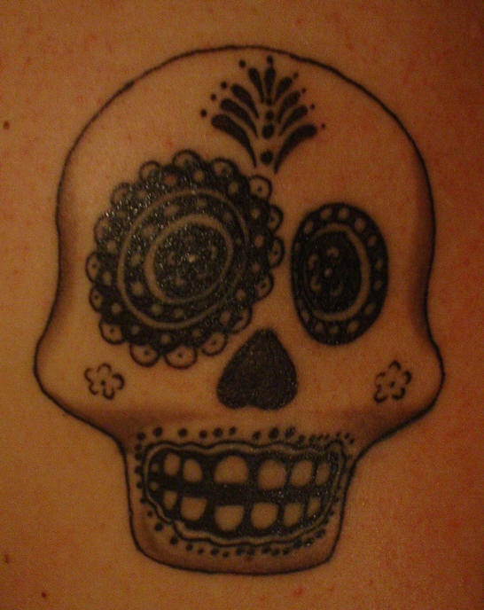 el tatuaje de una calavera loca mexicana hecho con tinta negra