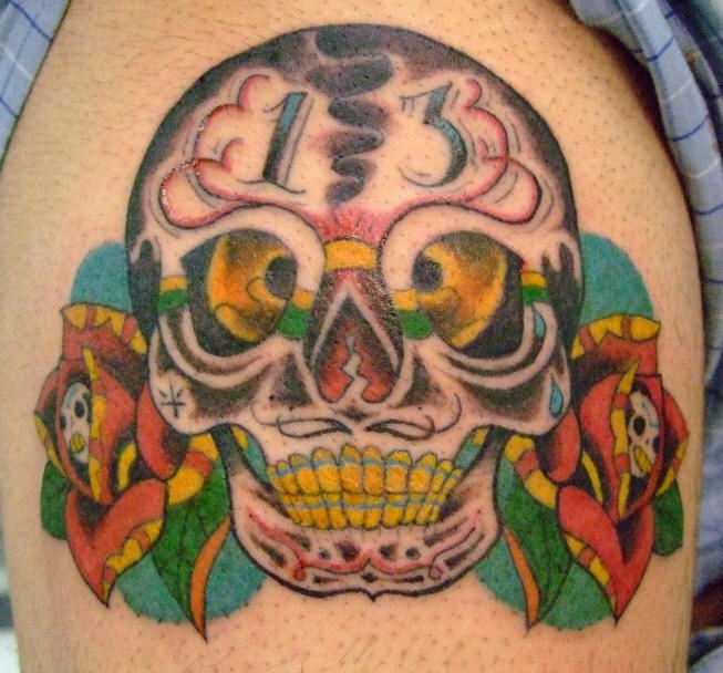 el tatuaje de una calavera mexicana con rosas