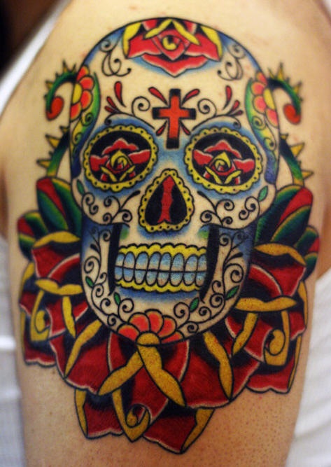 el tatuaje de una calavera mexicana con una cruz en su frente