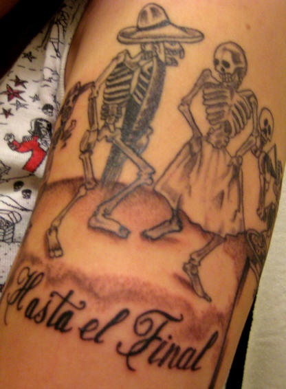 el tatuaje de una pareja de esqueletos mexicanos bailando &quothasta el final"