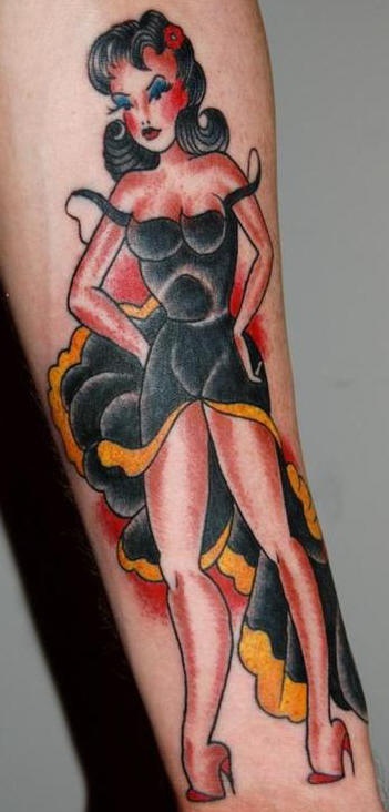 el tatuaje de la mujer vampiro hecho en color