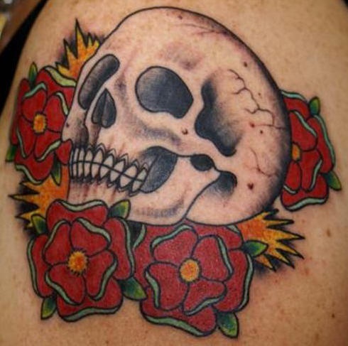 el tatuajede una calavera mexicana rodeada de rosas rojas