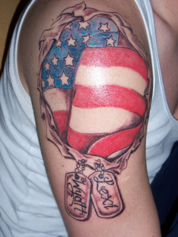 el tatuaje muy colorado de ñla bandera de EU con dos identificadores militares