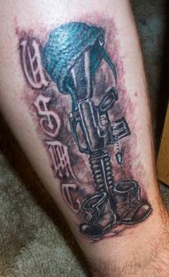 el tatuaje conmemorativo de una escopeta ,un casco militar y las botas