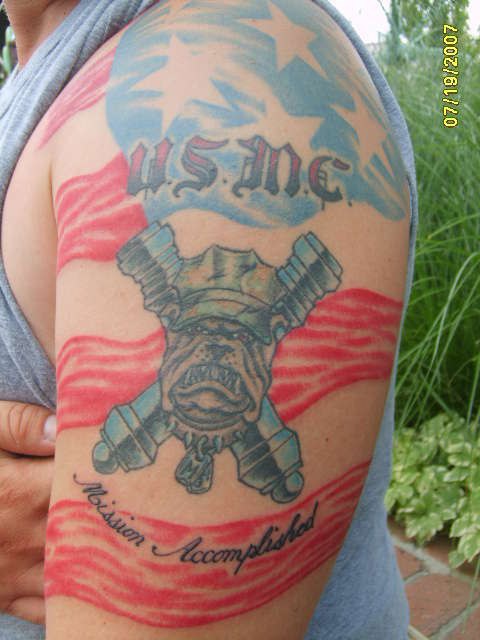el tatuaje de un perro buldog sobre las bandera americana &quotUSMC mision cumplida"