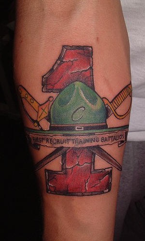 el tatuaje con un simbolo militar de canada hecho en colores