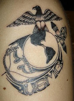 el tatuaje del simbolo militar de &quotUSMC" hecho con tinta negra