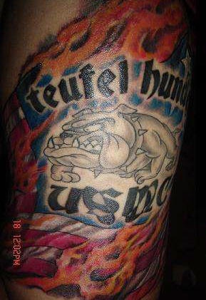 el tatuaje del perro buldog de &quotusmc" en llamas de fuego  y la bandera de EU en el fondo