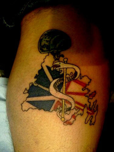 el tatuaje de una serpiente blanca con casco militar sobre la bandera de Inglaterra