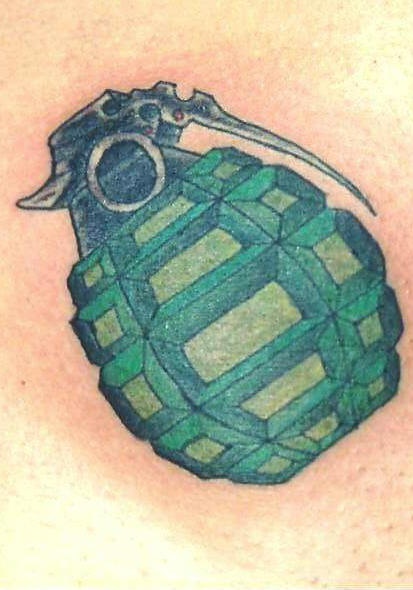 el tatuaje de una granada de color verde