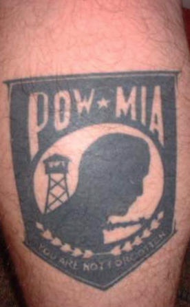 el tatuaje de una bandera militar &quotpow mia no estas olvidado"