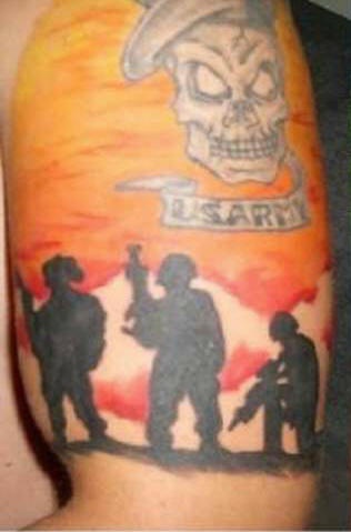 el tatuaje militar de las siluetas de tres soldados ,una calavera  &quotejercito de EU" hecho parcialmente en color
