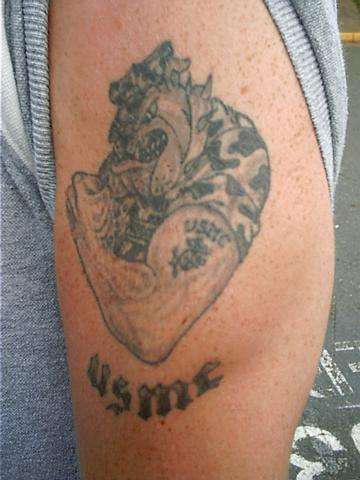 el tatuaje del perro buldog humanizado de &quotUSMC" hecho en el brazo