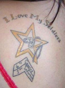 el tatuaje de una estrella con identificadores militares " yo amo a mis soldados"