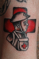 el tatuaje militar de un soldado medico sobre la cruz roja