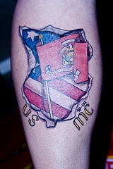 el tatuaje patriotico " usmc" de parte de la bandera americana con otra bandera simbolica