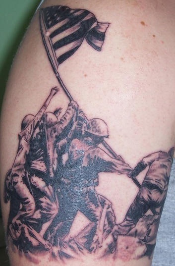 el tatuaje militar realista de unos soldados con la bandera de estados unidos