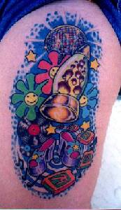 el tatuaje de una lampara de lava ,flores, estrellas en estilo disco hecho en el hombro