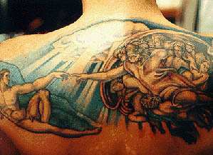 el tatuaje de la pintura &quotla creacion de Adan" hecho en la espalda