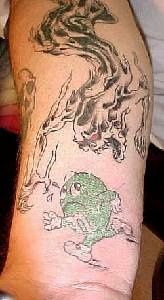 el tatuaje de un m&m&quots verde corriendo de una fantasma
