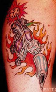 el tatuaje de una arma en fuego hecho en color