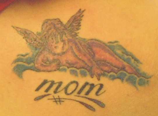 el tatuaje de un bebe angel en la nube