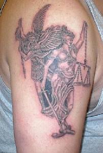 el tatuaje detallado de la estatua  de justicia hecho en el hombro