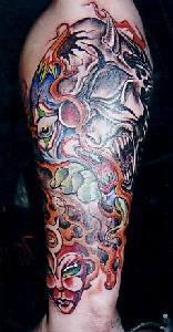 el tatuaje detallado y colorado en estilo demoniaco
