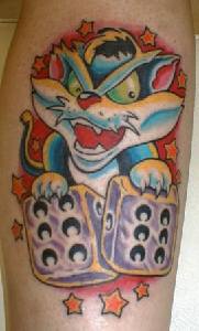 el tatuaje de una gato malvado con dos dados hecho en color en estilo de caricatura