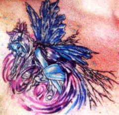 Blaue Fee auf lila Hintergrund Tattoo