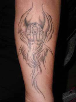 Geheimnisvoller Dämon schwarze Tinte Tattoo