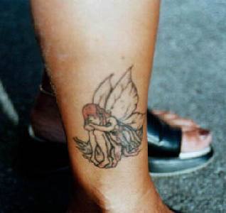 el tatuaje de una hada triste hecho en la pierna
